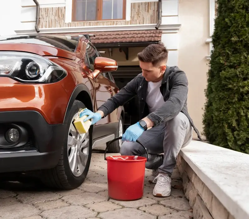 Lavage auto à domicile Deux-Chaises : professionnel intervenant sur un véhicule